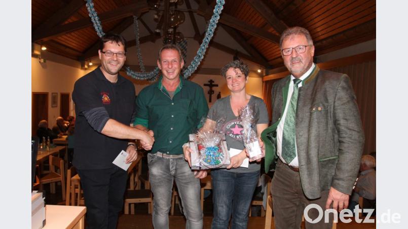 Bürgermeister Johann Maurer (rechts) überrascht die Vorsitzenden der Borner Feuerwehr, Thomas Maxeiner und Florentine Machts (Mitte), mit Erinnerungsgeschenken. Darüber freut sich auch Neudorfs Vorsitzender Achim Helgert. Bild: pi