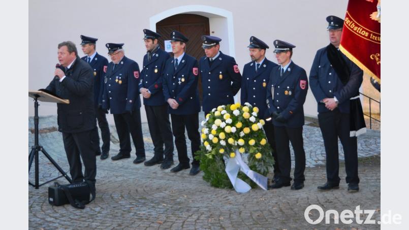 Die Haberlandgemeinde gedenkt der in den Kriegen gefallenen Soldaten und betet um Frieden. Am Kriegerdenkmal legt Bürgermeister Gerhard Kellner einen Kranz nieder. Bild: sm