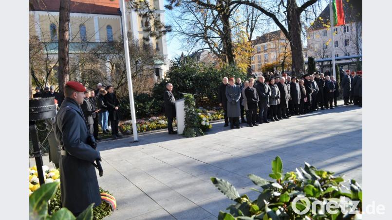 Die Trauerrede am Kriegerdenkmal hält Oberbürgermeister Kurt Seggewiß. Bild: fz