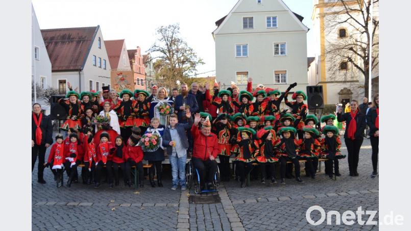 Der Öffentlichkeit stellen sich Kinderprinzenpaar Julia und Tim (vorne, Mitte) sowie Patricia I. und Georg I. am Samstag um 11:11 Uhr vor. Auch die "Purzelgarde" (links, vorne), Kindergarde, Jugendgarde und Prinzengarde sind mit Feuereifer dabei. Bild: hcz