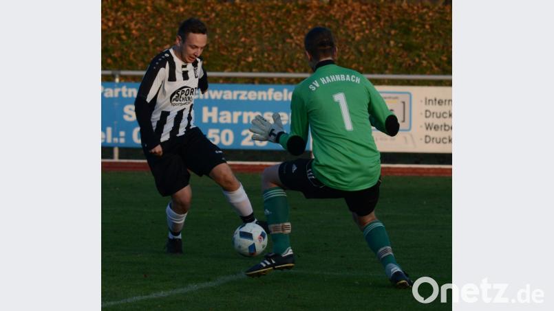 Florian Schlagenhaufer (links) war einem Treffer ganz nah. Doch im Duell mit Hahnbachs Keeper Benedikt Dietrich versagten dem Schwarzenfelder die Nerven. Bild: ham