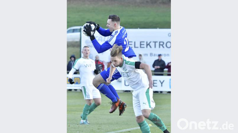 Kräftig zupacken musste der Ammerthaler Torhüter Christopher Sommerer (Mitte), um diese Flanke vor dem Gebenbacher Kai Hempel sicher aus der Luft zu holen. Bild: Hubert Ziegler