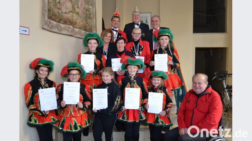Fleissige Tänzerinnen und verdiente Narrhallesen zusammen mit Präsident Christian Würdinger, Landesverbands- Pressesprecher Manfred Enders und OB Kurt Seggewiß (hinten von links). Bild: hcz