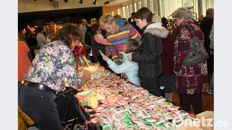 An dem Stand mit Leckereien kommen die Mamas mit ihren Kindern nur schwer vorbei. Bild: prh
