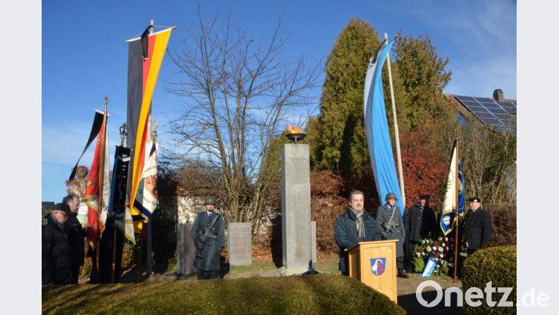 Wie hier am Kriegerdenkmal in Altenstadt legte Bürgermeister Andreas Wutzlhofer auch an den anderen Gedenkstätten in der Großgemeinde einen Kranz nieder. Vereine und Fahnenabordnungen begleiteten die Zeremonie. Bild: dob