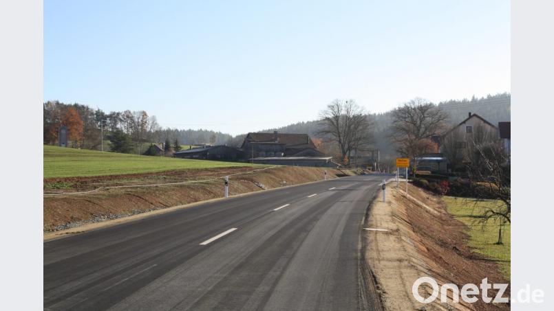 50 km/h Höchstgeschwindigkeit in Wollau (Bild) und in der Wollauer Straße in Pressath sollen im Interesse der Einwohner gewährleistet werden. Deshalb will sich die Stadt beim Landkreis für &quot;Geschwindigkeitstrichter&quot;-Tempolimits vor den Ortsrändern auf der ausgebauten Kreisstraße NEW 24 stark machen. Bild: bjp Bild: bjp