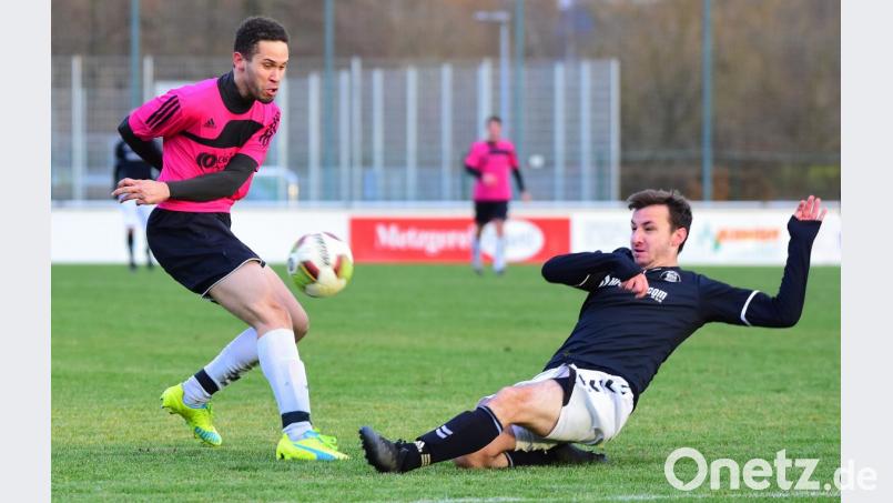 Im letzten Heimspiel vor der Winterpause holte der FC Tirschenreuth mit dem 4:1 gegen die SpVgg Oberkotzau drei wichtige Punkte im Kampf um den Klassenerhalt. Hier blockt Gästespieler Markus Schaller (rechts) den Schuss von Anthony Hofweller. Bild: Thomas Schrems