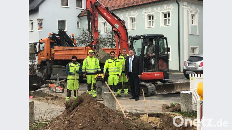 Bürgermeister Hans-Martin Schertl (rechts) mit den Mitarbeitern des Bauhofs vor der für die Ladesäule bereitgestellten Fläche. Bild: Stefanie Gradl