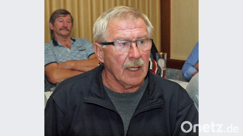 „Landwirtschaftliche Fahrzeuge müssen Slalom fahren, für Radfahrer ist es eine Gefahrenstelle hoch drei“, kritisert Leo Pongratz die Verkehrsberuhigung ind er Kreuther Straße. Bild: sön