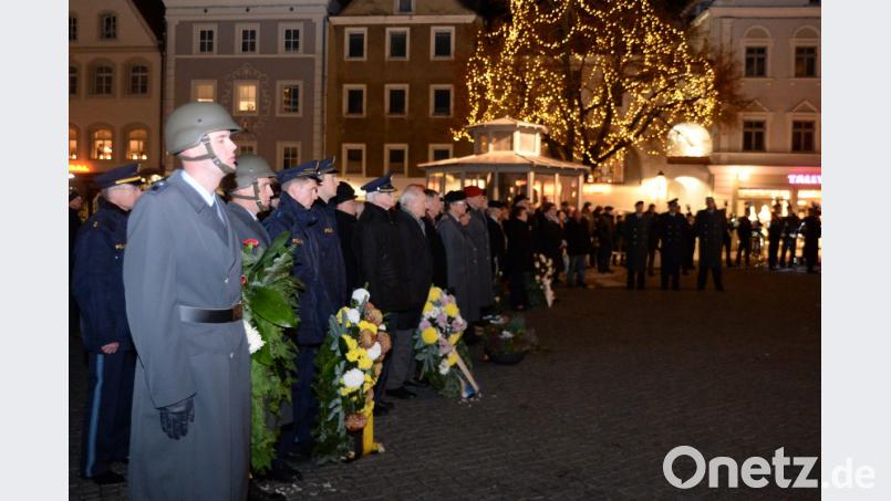 Mit einer Feierstunde am Kriegerdenkmal am Amberger Rathaus wurde der Volkstrauertag in Amberg begangen. Bild: brü