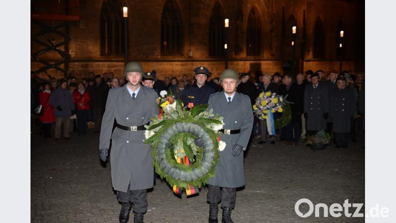 Mit einer Feierstunde am Kriegerdenkmal am Amberger Rathaus wurde der Volkstrauertag in Amberg begangen. Bild: brü