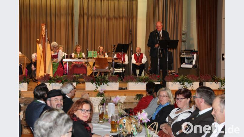 Der Vorsitzende des Oberpfälzer Kulturbundes, Volker Liedtke heißt die Besucher willkommen. Bild: ral