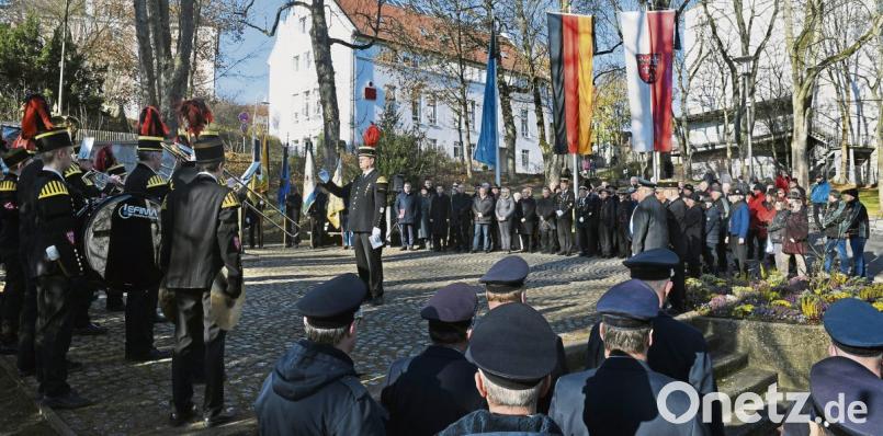 Zahlreiche Vereine waren mit Abordnungen vertreten, um gegen Krieg und Gewalt und für ein friedliches Zusammenleben einzutreten. Bild: Petra Hartl