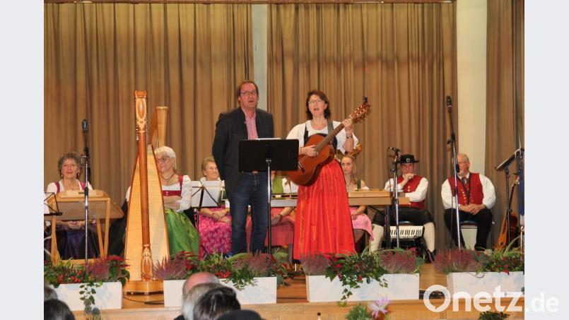 Ein gesangliches Duett gab es von Moderator Sepp Meindl und Marita Lobenhofer. Bild: ral