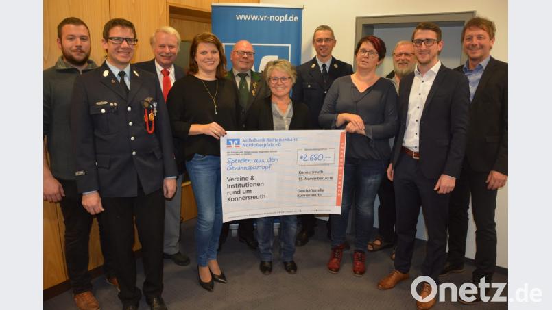 Beschenkt mit insgesamt 2650 Euro werden zehn Konnersreuther Vereine und Institutionen. Unser Bild zeigt (von links) Andreas Häckl (FFW Neudorf), Philipp Sölch (FFW Konnersreuth), Hugo Hofmann (Rotes Kreuz), Imke Steinert (Kinderhaus), Martin Dietz (Schützenverein), Doris Czerwik (Grundschule), Siegfried Schiml (FFW Höflas), Marion Burger (Nachmittagsbetreuung), Pater Benedikt Leitmayr (Pfarrei St. Laurentius), Geschäftsstellenleiter Christopher Rüth und Regionalmarktleiter Tilo Scharnagl. Bild: jr
