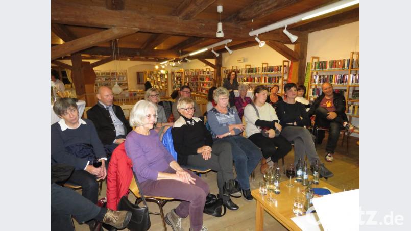 Die Zuhörer lauschten sehr aufmerksam und gespannt den Auszügen aus dem neuen Buch &quot;Kain.Abel. Oberpfalz.&quot; Bild: ubb