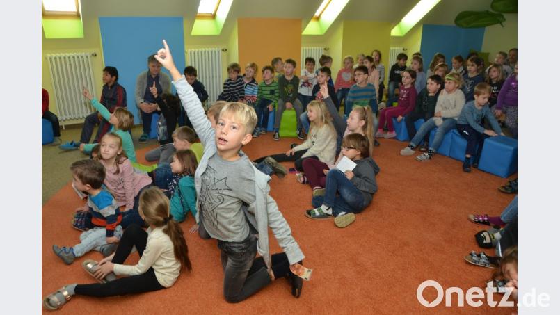 Den Buben und Mädchen machte der Vormittag sichtlich Spaß. Sie durften die Geschichten selbst weiterentwickeln und zu Ende schreiben. Bild: dob