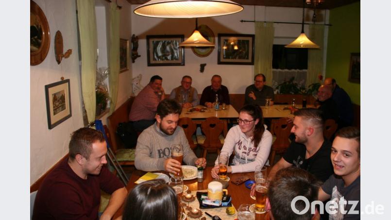 Beim CSU-Stammtisch darf jeder seine Meinung sagen. Interesse an den Themen zeigt auch die Jugend. Bild: wro