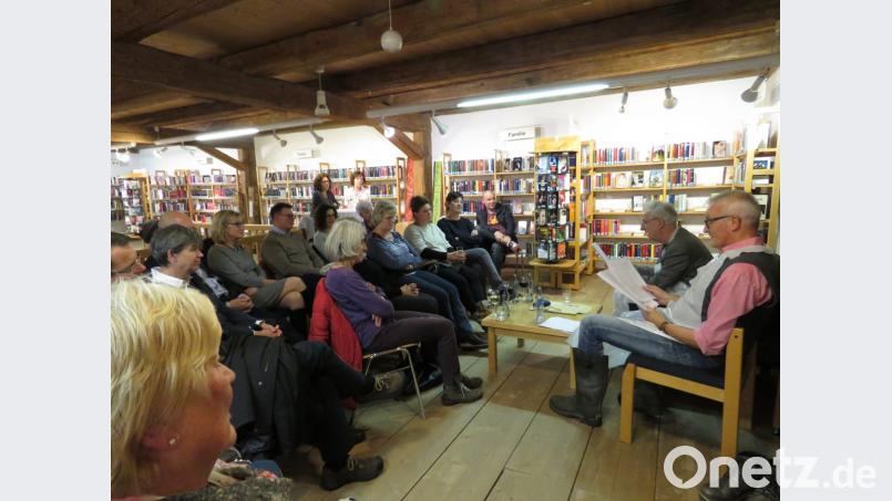 Krimistunde in der Bücherei: Zahlreiche Zuhörer sind der Einladung von Krimiautor Thomas Bäumler (vorne rechts mit Wolfgang Herzer) zur Vorstellung seines neuen Buches gefolgt. Bild: ubb