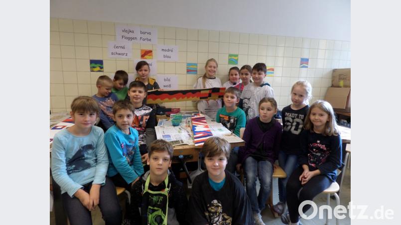 An Kreativstationen haben die Schüler aus Etzenricht und Eger Spaß. Bild: ela