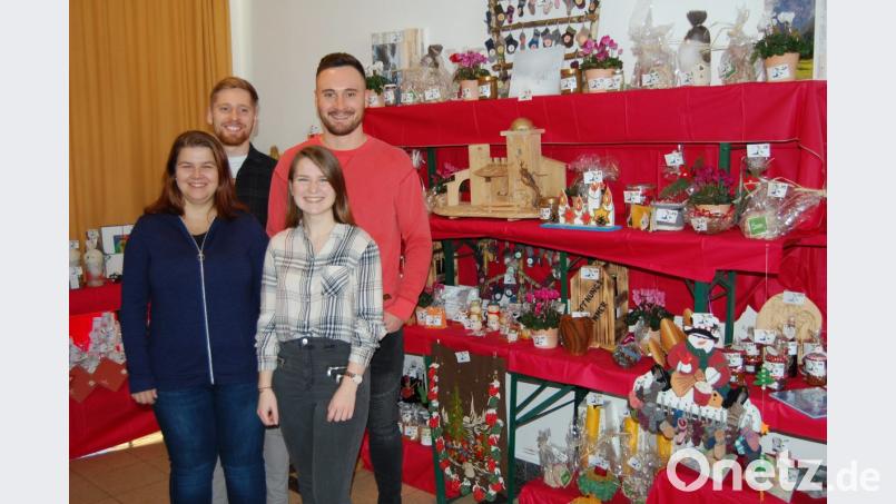 Aussteller und Käufer sind zufrieden mit dem Angebot beim Hobby-Handwerkermarkt in Altenstadt. Bild: Schmola, Werner