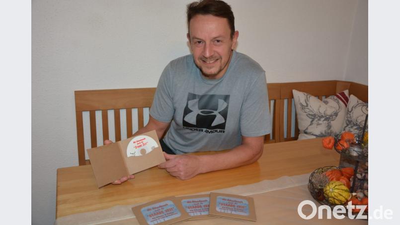 Reiner Artmann präsentiert seine neue CD „Mit Adventsmusik durch die staade Zeit“, die es ab sofort für zehn Euro zu kaufen gibt. Die Aufnahme enthält zwölf Songs, darunter auch einige Eigenkompositionen. Bild: jr