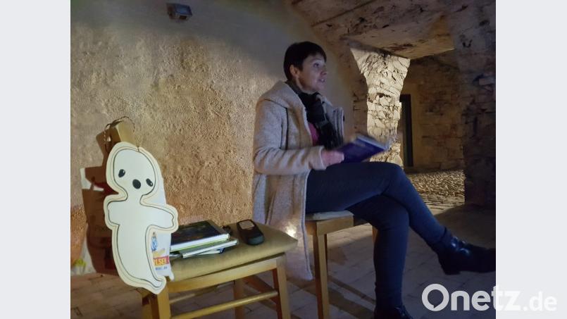 Mit Gespenster- und Geistergeschichten erweckt die Museumsleiterin Carola Reul das historische "document Schloss Pfreimd" zum Leben. Die Kinder und Jugendlichen aus dem Schülerhort St. Martin lauschen ihr dabei gespannt. Bild: hir