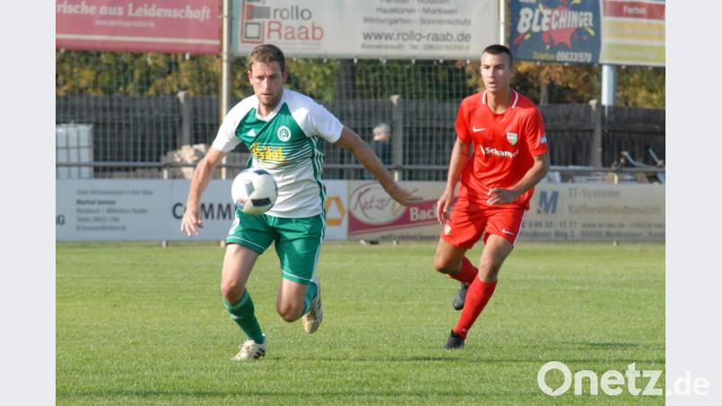 Der SV Mitterteich feierte am Samstag einen 3:0-Erfolg bei der SG Quelle Fürth. Martin Bächer (links, Szene aus der Partie gegen Baiersdorf) brachte die Stiftländer in der 57. Minute in Führung. Bild: Rudi Gebert