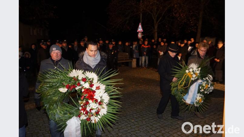 Gemeinde und VdK-Ortsverband legen am Ehrenmal Kränze nieder. Bild: bkr