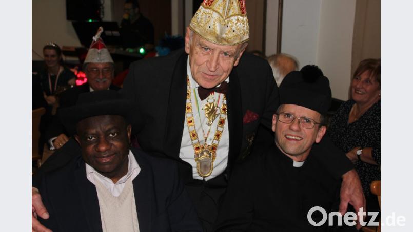 Faschingsnarren unter sich: Pfarrer Dr. Charles Ifemeje, Präsident Heinz Kilian und Pfarrer Armin Maierhofer. Bild: kro