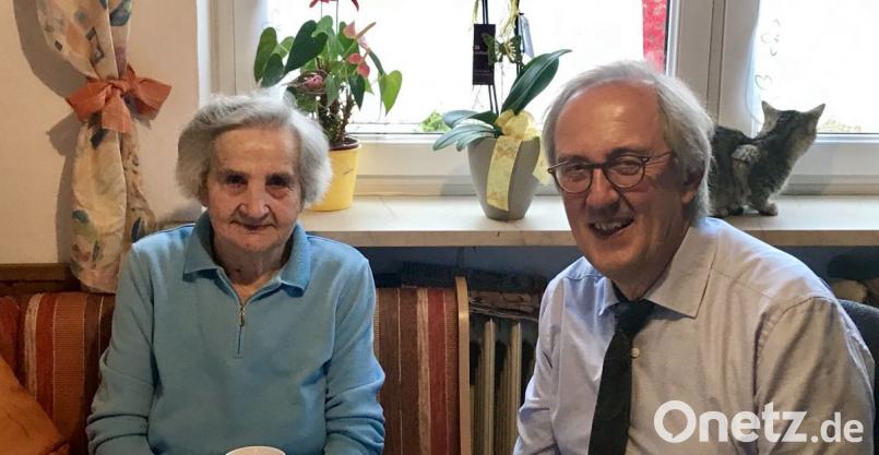 Bürgermeister Franz Mädler gratuliert Emma Braun zum 90. Geburtstag. Bild: ua