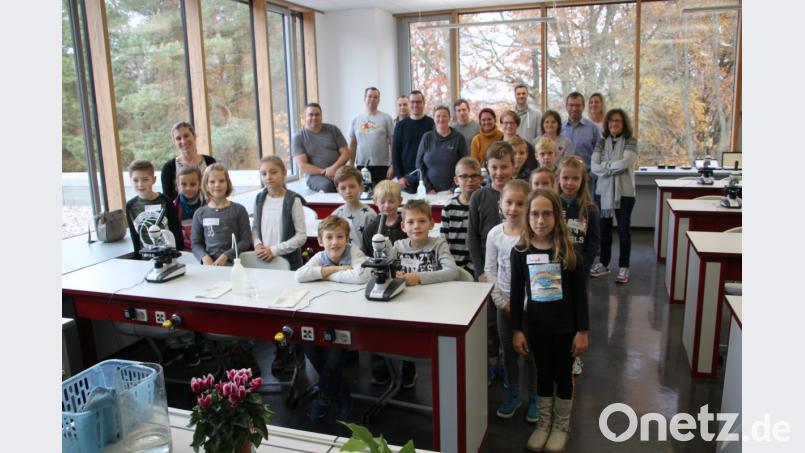 Die Teilnehmerinnen und Teilnehmer am Mikroskopierkurs der VHS im Stiftland-Gymnasium Tirschenreuth vor Arbeitsbeginn Bild: den