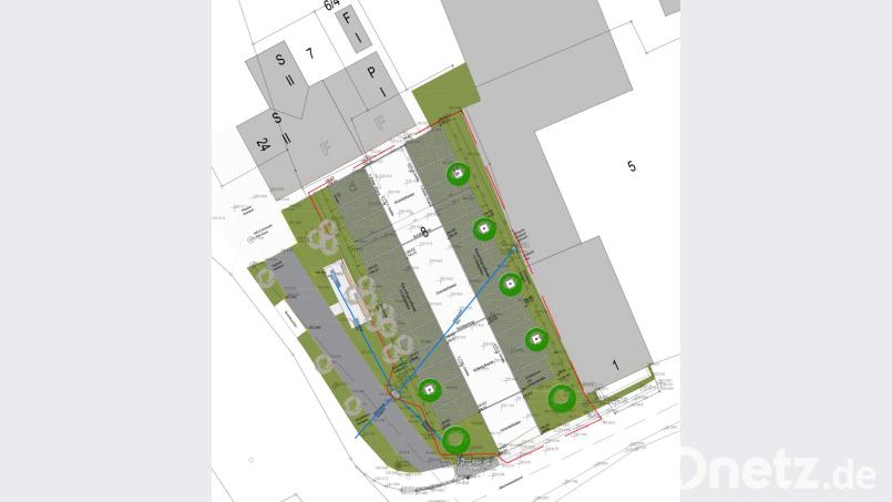 Mit „einen vorläufigen Plan“ stellt Bürgermeister Erwin Geitner die Neugestaltung des Dorfplatzes in Vilshofen vor. Bild: sön