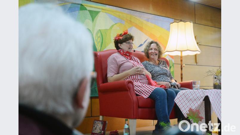 Nach viereinhalb Jahren Pause leuchtet die Leselampe wieder. Auf der roten Couch hat Irene Meier neben Putzperle Frau Huber (links) Platz genommen. Bild: Gabi Schönberger
