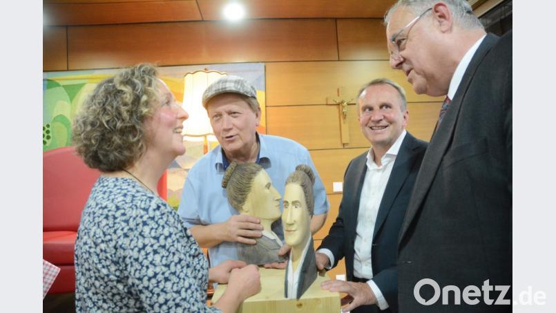 Auf Basis von Erzählungen und verschwommenen Fotos schuf Irene Meier die Köpfe der Sindersberger-Schwestern, die hier Rainer Sindersberger, Diakon Karl Rühl und Bürgermeister Lothar Höher erstmals begutachten. Bild: Gabi Schönberger