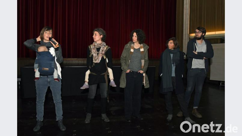 Nach dem Film beantworten die Protagonisten Fragen. Von links: Regisseurin Pauline Roenneberg, Sandra Hirsch, Britta Schwemm (Dramaturgie) sowie die Produzenten Isabella Bertolone und Marius Ehlayil. Bild: Petra Hartl