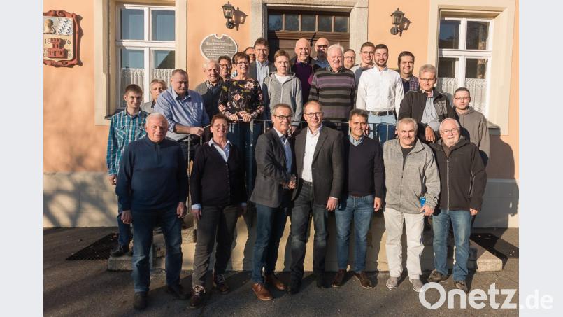 Der erweiterte CSU-Vorstand steht geschlossen hinter Bürgermeister Werner Nickls (vorne, Dritter von links) Vorschlag, Roman Schäffler als Kandidaten ins Rennen um den Chefsessel im Kemnather Rathaus zu schicken. Bild: exb