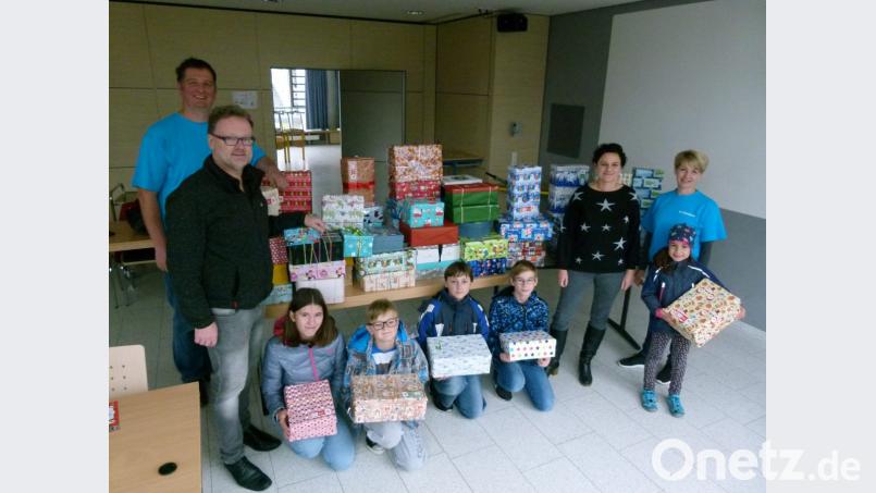 Mit Rektor Wolfgang Bodensteiner und Andrea Hausner freuen sich die Elternbeiräte Oliver Würschung und Irina Yenz über die Spenden der MGS-Schüler Bild: rn