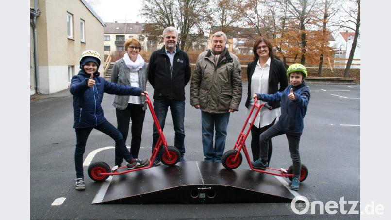 Über das neue Übungsteil für Scooter- und Boardfahrer freuen sich die Schüler Simon und Till bei der Übergabe mit der stellvertretenden Schulleiterin Christa Besold, Gerhard Kraus, Reinhard Lippert und Rektorin Petra Andritzky (von links). Bild: fpoz