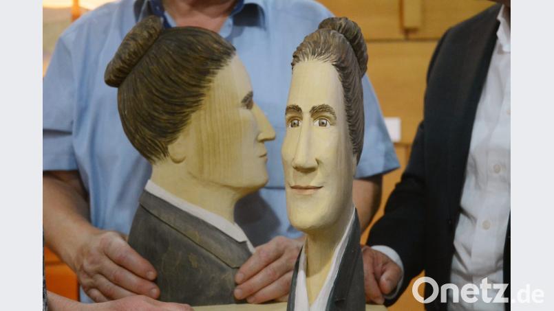 So sehen sie aus, die Stifterin des gleichnamigen Altenheims Eleonore Sindersberger (links) und ihre Schwester Babette in zweieinhalb D und aus Lindenholz, geschaffen von Holzbildhauerin Irene Meier. Bild: Gabi Schönberger