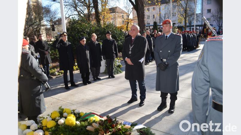 Bürgermeister Kurt Seggewiß und Oberstleutnant Frank Bergemann gedenken der Opfer der Gewaltherrschaft. Bild: fz