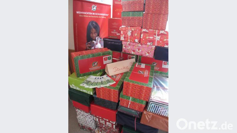 Viele Pakete wurden wieder zur Aktion Weihnachten im Schuhkarton in der Bücherei abgegeben. Die Laienspielgruppe Kastl legte sogar noch 500 Euro drauf. Bild: rpp