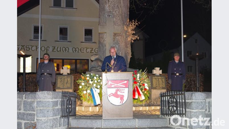 Für Bürgermeister Manfred Kratzer ist der Volkstrauertag auch Anlass, an die Folgen von Kriegen zu erinnern. Bild: soj