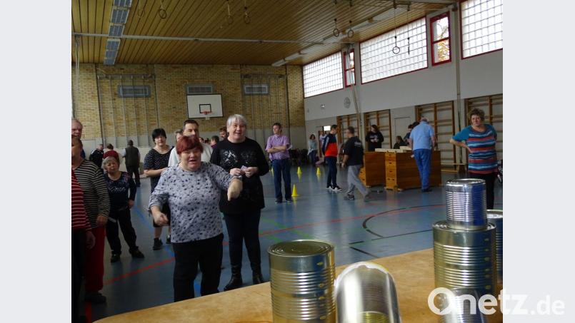 Büchsenwerfen war eine von acht Disziplinen beim Sportfest. Bild: Ingrid Zetterer