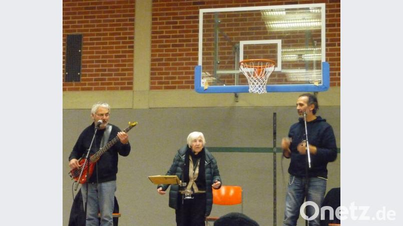 Sie bilden die Microphone Mafia: Joram Bejanaro (links), Esther Bejanaro und Kutlu Yurtseven (rechts). Bild: mst