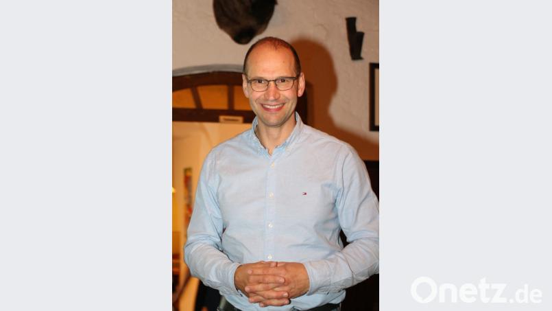 Ely Eibisch, Besitzer der Schlossschänke und Stadtrat, begrüßt die Gäste. Bild: rpp