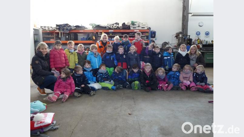 Ein Teil der Kindergartenkinder mit ihren Betreuerinnen und der Lesepatin. Bild: fpoz