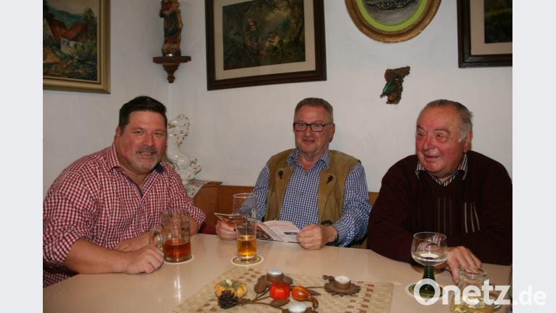 Den Stammtisch leitete CSU-Ortsvorsitzender Oliver Zrenner (links). Mitreden wollten auch Gustl Kellner aus Triebendorf (rechts) und 2. Bürgermeister Fritz Holm (Bildmitte) aus Wiesau. Bild: wro