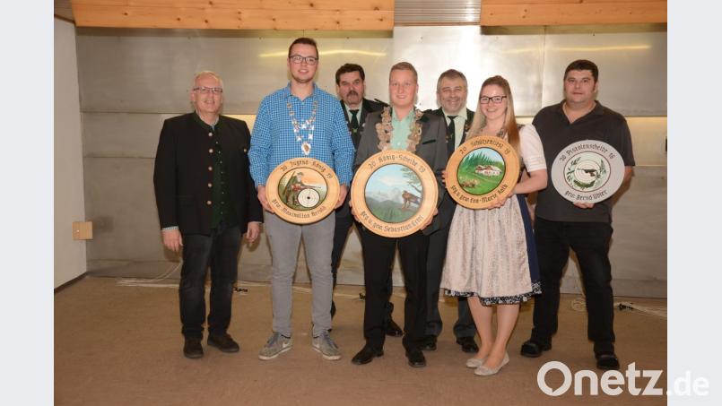 Die „alten Regenten“ bleiben im Amt: (von links) Bürgermeister Winfrid Franz, Jugendkönig Maximilian Herold, Ritter Johann Sperber, Schützenkönig Sebastian Ertel, Ritter Werner Grünthaler, Schützenliesl Eva-Marie Kolb und Pistolenmeister Bernd Übler. Bild: ker