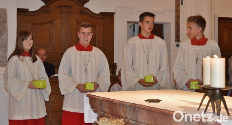 Nach acht Jahren beendeten (von links) Maria Kederer, Luca Geier, Leo Vogl und Jonas Rauscher ihren Dienst am Altar. Bild: rha